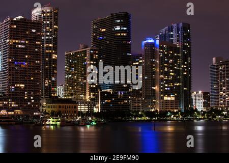 Miami, Florida, USA Skyline an der Biscayne Bay, Stadthintergrund bei Nacht. Skyline von miami biscayne Bay Reflections, hohe Auflösung. Stockfoto