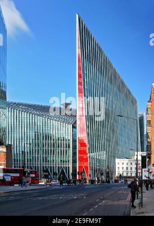 London, Großbritannien - 02. Februar 2019: Vauxhall Bridge Road, rote Busse an den Seiten, mit hohem Nova Building am Ende - moderner Glas- und Stahlbogen Stockfoto