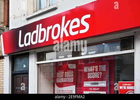 London, Vereinigtes Königreich - 02. Februar 2019: Red Ladbrokes unterzeichnen ein Wettbüro in ihrer Pimlico-Filiale. Ladbrokes Coral ist britische Wette und Gamblin Stockfoto