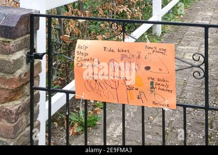 London, Vereinigtes Königreich - 27. April 2020: Handgezeichnetes Zicklein-Banner auf Metallzauntor, das Menschen dazu auffordert, den Klimawandel zu stoppen, und rät, Alte zu benutzen Stockfoto