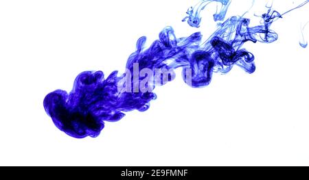 Blaue Tinte in Wasser aus Spritze injiziert, Farbmischung mit Wasser schaffen abstrakte Formen Stockfoto