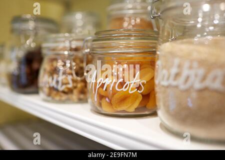 Foto von getrockneten Früchten, Nüssen und Samen in Gläsern. Stockfoto