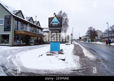 Aviemore, Schottland, Großbritannien. 4. Februar 2021. Allgemeine Ansichten der Main Street und geschlossenen Unternehmen in Aviemore. In der Hochsaison für den Wintersport liegt Avemore in den schottischen Highlands während der Absperrung verlassen, mit allen nicht wichtigen Geschäften und Cafés geschlossen. Die Hauptstraße ist normalerweise das ganze Jahr über mit Sporttouristen im Freien beschäftigt. Iain Masterton/Alamy Live News Stockfoto