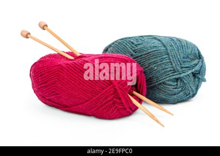 Garnkugeln mit Holzstricknadeln auf weißem Hintergrund. Stockfoto