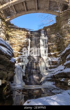 Ein gefrorener Lake Falls im schneebedeckten Gebiet von Lower Dells im Matthiessen State Park. Illinois, USA. Stockfoto