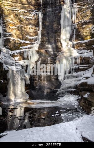 Ein gefrorener Lake Falls im schneebedeckten Gebiet von Lower Dells im Matthiessen State Park. Illinois, USA. Stockfoto