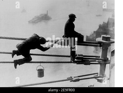 Eugene De Salignac - Brooklyn Bridge Maler am Werk hoch über New York City - 1915 Stockfoto