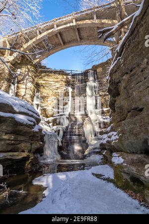 Ein gefrorener Lake Falls im schneebedeckten Gebiet von Lower Dells im Matthiessen State Park. Illinois, USA. Stockfoto