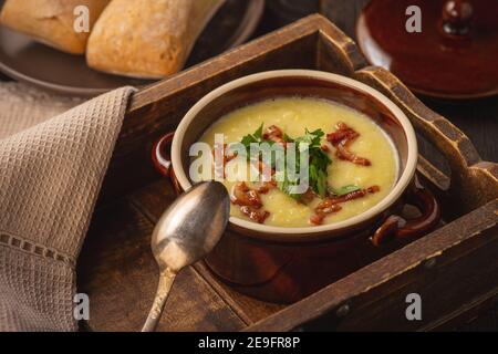 Cremige Lauch-Suppe mit Speck und Käse. Stockfoto