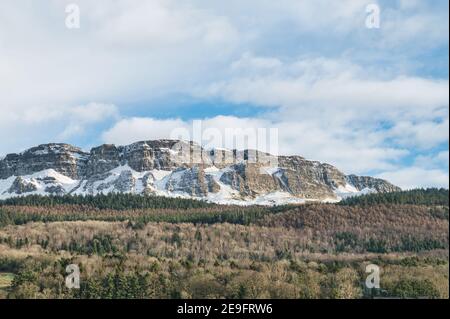 Der Berg Binevenagh in Nordirland ist im Winter schneebedeckt Stockfoto