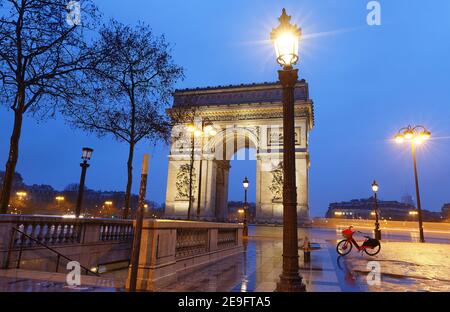 Der Triumphbogen im regnerischen Abend, Paris, Frankreich. Stockfoto