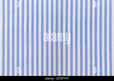 Gestreiftes Textilmuster eines blau-weißen Business-Shirts. Stoffstruktur Nahaufnahme von Modebekleidung. Stockfoto