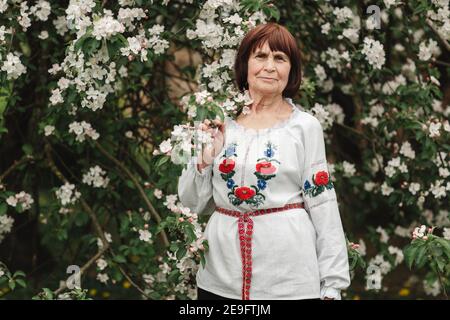 Elegante Frau in einem bestickten Hemd. Ukrainische nationale traditionelle Kleidung. Stockfoto