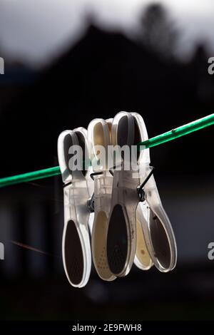 Winkel, Blau, Kleidung, Wolke - Himmel, Farbbild, Farben, Verblasst, Fragilität, Grüne Farbe, Ergreifend, Horizontal, Metall, Alt, Fotografie, Kunststoff, Lila Stockfoto
