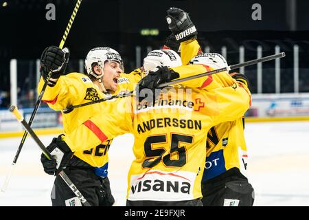 04,02.2021, Zürich, Hallenstadion, Nationalliga: ZSC Lions - SC Bern, Jubel am 3: 1 Tor von # 10 Tristan Scherwey (Bern). Von links # 44 Andre Heim (Bern), # 55 Calle Andersson (Bern) und Torscuetze # 10 Tristan Scherwey (Bern) Stockfoto