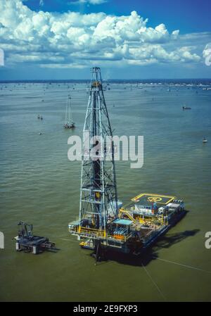 LAKE MARACAIBO, VENEZUELA, OKTOBER 1988 - Luftaufnahme von Lagoven Ölgesellschaft Bohranlage und Derrick auf See, in Zulia Staat. Stockfoto