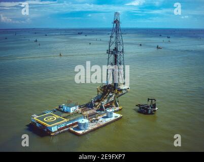 LAKE MARACAIBO, VENEZUELA, OKTOBER 1988 - Luftaufnahme von Lagoven Ölgesellschaft Bohranlage und Derrick auf See, in Zulia Staat. Stockfoto