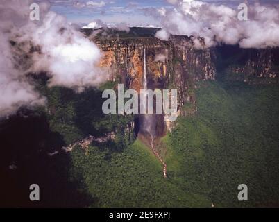 CANAIMA NATIONAL PARK, VENEZUELA - Angel Falls, Salto Angel, der höchste Wasserfall der Welt mit 979 Metern (3.212 Fuß), in Gran Sabana Region. Stockfoto