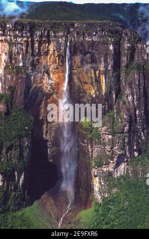 CANAIMA NATIONAL PARK, VENEZUELA - Angel Falls, Salto Angel, der höchste Wasserfall der Welt mit 979 Metern (3.212 Fuß), in Gran Sabana Region. Stockfoto