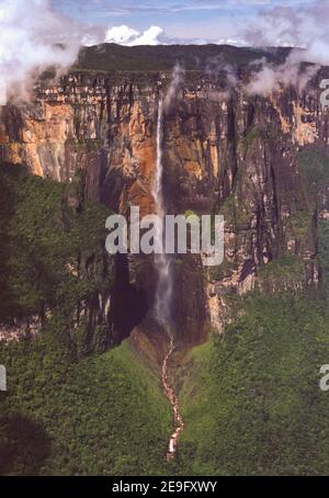 CANAIMA NATIONAL PARK, VENEZUELA - Angel Falls, Salto Angel, der höchste Wasserfall der Welt mit 979 Metern (3.212 Fuß), in Gran Sabana Region. Stockfoto