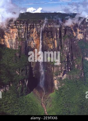 CANAIMA NATIONAL PARK, VENEZUELA - Angel Falls, Salto Angel, der höchste Wasserfall der Welt mit 979 Metern (3.212 Fuß), in Gran Sabana Region. Stockfoto