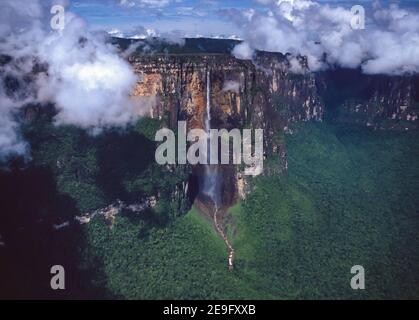 CANAIMA NATIONAL PARK, VENEZUELA - Angel Falls, Salto Angel, der höchste Wasserfall der Welt mit 979 Metern (3.212 Fuß), in Gran Sabana Region. Stockfoto