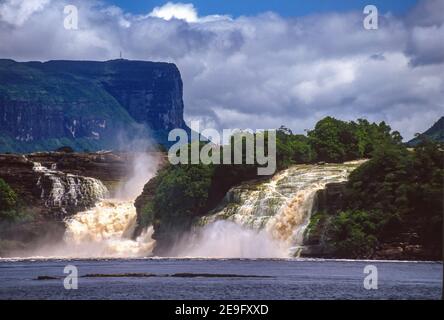 CANAIMA NATIONAL PARK, VENEZUELA - die Wasserfälle von Canaima, von Carrao Fluss, in Canaima Lagune verschüttet. Stockfoto