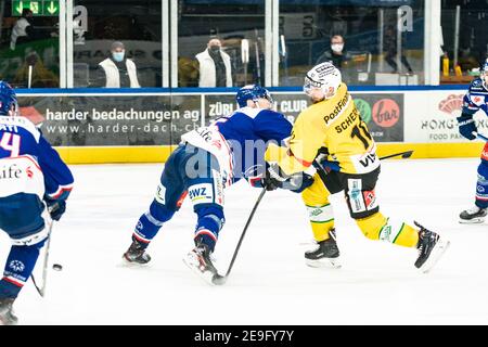 04,02.2021, Zürich, Hallenstadion, Nationalliga: ZSC Lions - SC Bern, # 10 Tristan Scherwey (Bern) erzielt die 4-1 gegen # 56 Maxim Noreau (ZSC) Stockfoto