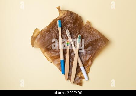 Set aus bunten Bambus Zahnbürsten. Null Abfall, Kunststoff kostenlose, umweltfreundliche organische Produktkonzept Stockfoto