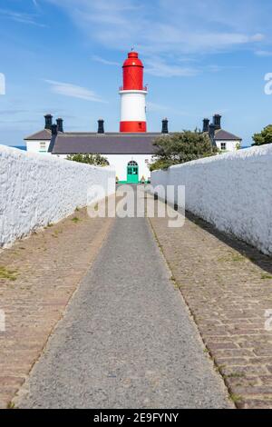 South Shields Großbritannien: 29th. Juli 2020: Souter Leuchtturm und die Leas Einfahrt/Pfad Stockfoto