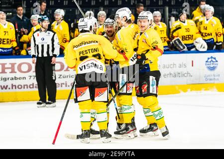 04,02.2021, Zürich, Hallenstadion, Nationalliga: ZSC Lions - SC Bern, Jubel in Bern um das 4:1 Tor. Aus der linken Richtung: # 88 Inti Pestoni (Bern), Torschütze # 10 Tristan Scherwey (Bern), # 9 Mika Henauer (Bern) und # 55 Calle Andersson (Bern) Stockfoto