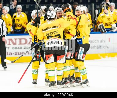 04,02.2021, Zürich, Hallenstadion, Nationalliga: ZSC Lions - SC Bern, Jubel in Bern um das 4:1 Tor. Aus Richtung Linlks: # 9 Mika Henauer (Bern), # 88 Inti Pestoni (Bern), Torschütze # 10 Tristan Scherwey (Bern), # 44 Andre Heim (Bern), # 55 Calle Andersson (Bern) Stockfoto