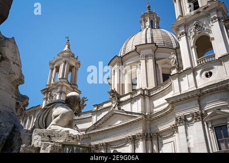 Detail der vier Flüsse Brunnen in Piazza Navona und Kirche von Santa Agnese in Agone, Rom, Italien, Europa. Stockfoto