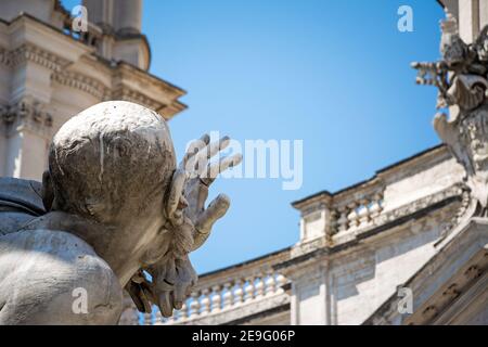 Detail der vier Flüsse Brunnen in Piazza Navona und Kirche von Santa Agnese in Agone, Rom, Italien, Europa. Stockfoto