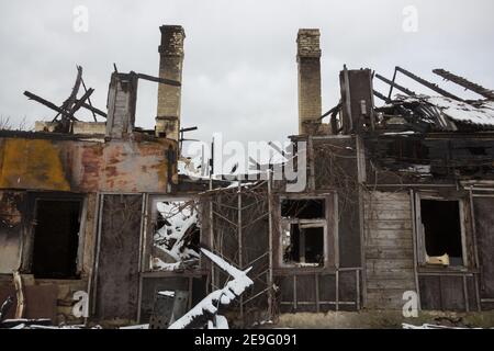Hölzerne Haus verbrannt. Haus nach dem Brand. Gebrannte Ziegel Haus mit verbrannte Dach Innenansicht Stockfoto