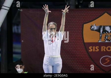 Roma, Italien. Februar 2021, 4th. Roma, Italien, Acquatic Centre of Ostia, 04. Februar 2021, Schiedsrichter Spiel während Olympiakos SF Piraeus gegen Plebiscito Padova - Waterpolo EuroLeague Frauen Spiel Kredit: Luigi Mariani/LPS/ZUMA Wire/Alamy Live News Stockfoto