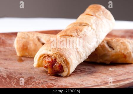 Wurstbrötchen mit Schweinswurst Stockfoto