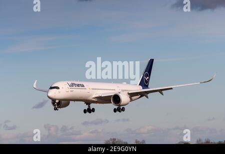 München, Deutschland - Februar 04. 2021 : Lufthansa Sonderflug LH2575 ab Mount Pleasant auf den Falklandinseln MPN landet am Münchner Flughafen MUC Stockfoto