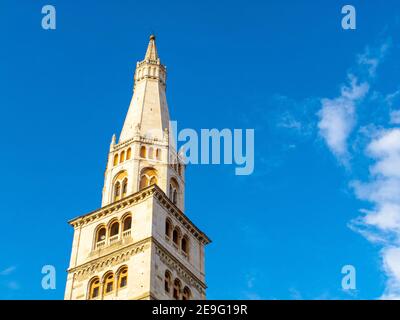 Die Turmglocke von Modena Dome genannt Ghirlandina gegen blauen Himmel, Modena, Italien Stockfoto