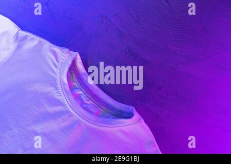 Weißes Unisex-T-Shirt in Neonlicht Stockfoto