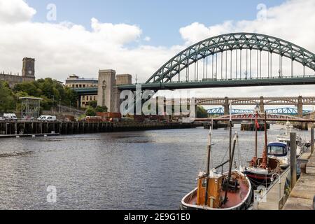 Newcastle Großbritannien: 19th Juli 2020: Newcastle Quayside mit Booten und Brücken festgemacht Stockfoto