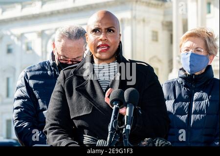 Washington, USA, 04th. Februar 2021. 4. Februar 2021 - Washington, DC, Vereinigte Staaten: US-Vertreterin Ayanna Pressley (D-MA) spricht auf einer Pressekonferenz, um eine Resolution für den Präsidenten wieder einzuführen, um Exekutive Maßnahmen zu ergreifen, um bis zu $50.000 von Bundesstudenten Darlehen Schulden zu annullieren. (Foto: Michael Brochstein/Sipa USA) Quelle: SIPA USA/Alamy Live News Stockfoto