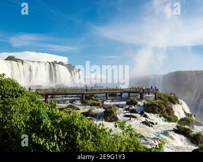 Blick auf die Wasserfälle von Iguazú, Cataratas do Iguaçu, von der brasilianischen Seite, Paraná, Brasilien. Stockfoto