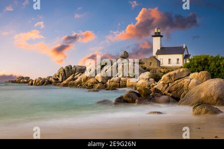 Sonnenuntergang am Pontusval Leuchtturm in Frankreich Stockfoto