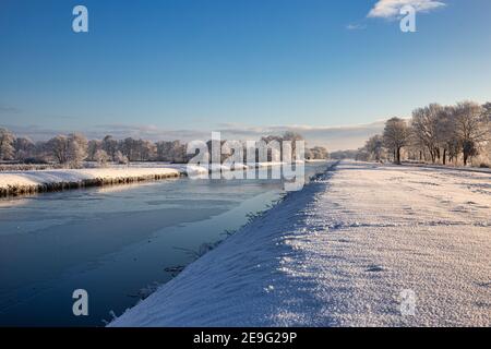 Sonnenaufgang in Wiesmoor, Eastfrisa an einem kalten Wintermorgen mit Schnee und einem bunten Sonnenaufgang. Stockfoto