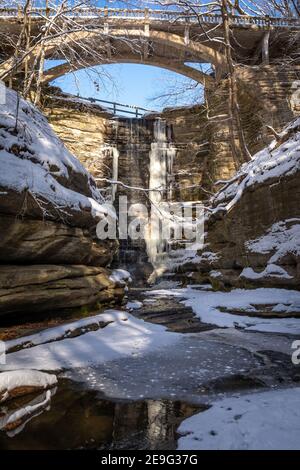 Ein gefrorener Lake Falls im schneebedeckten Gebiet von Lower Dells im Matthiessen State Park. Illinois, USA. Stockfoto