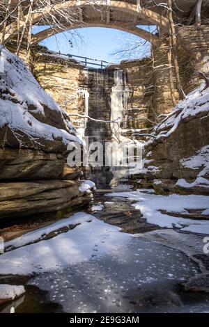 Ein gefrorener Lake Falls im schneebedeckten Gebiet von Lower Dells im Matthiessen State Park. Illinois, USA. Stockfoto