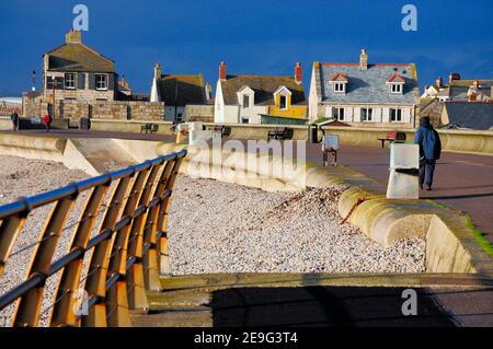 Isle of Portland. 4th. Februar 2021. Wetter in Großbritannien. Leute schlendern in der Nachmittagssonne auf Chesil Beach Promenade Credit: stuart frartwell/Alamy Live News Stockfoto