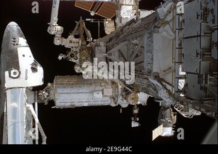 Obwohl in diesem Bild keine Astronauten zu sehen sind, war die Aktion vor dem Tandem der Raumfähre/Raumstation lebhaft, als dieses digitale Standbild am 12. September aufgenommen wurde. Die Astronauten Joseph R. Tanner und Heidemarie M. Stefanyshyn-Piper nahmen an der ersten von drei geplanten STS-115 Extravehicular Activity (EVA)-Sitzungen Teil, während die Atlantis-Astronauten und die Crew der Expedition 13 sich diese Woche zusammenschließen, um den Bau der Internationalen Raumstation wieder aufzunehmen. Foto von NASA via ABACAPRESS.COM