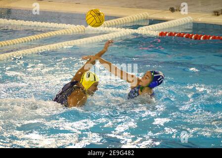 Verona, Italien. Februar 2021, 04th. Kontrast zwischen Krystina Alogbo - Vetrocar CSS Verona und Paula Crespi Barriga - CE Mediterranei Barcelona während der CSS Verona vs CE Mediterrani, Waterpolo EuroLeague Frauenspiel in Verona, Italien, Februar 04 2021 Kredit: Unabhängige Fotoagentur/Alamy Live News Stockfoto